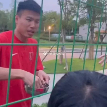 要簽名定係要車厘子？成都球員楊一鳴同球迷分享車厘子